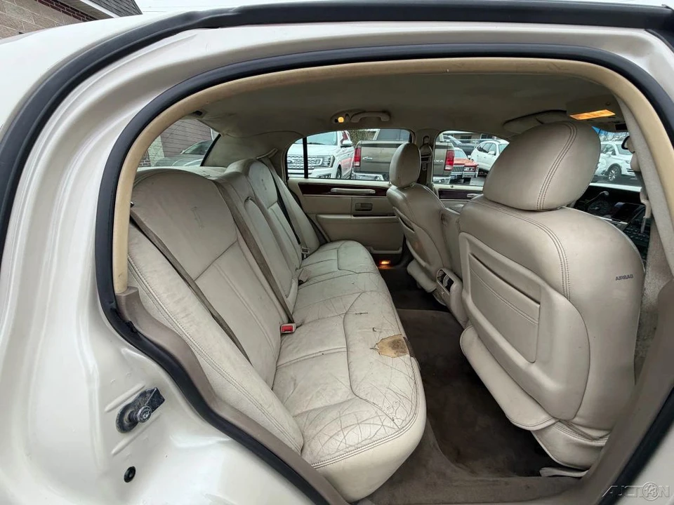 2003 Lincoln Town Car - Image 17 of 21