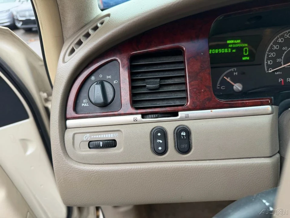 2003 Lincoln Town Car - Image 15 of 21