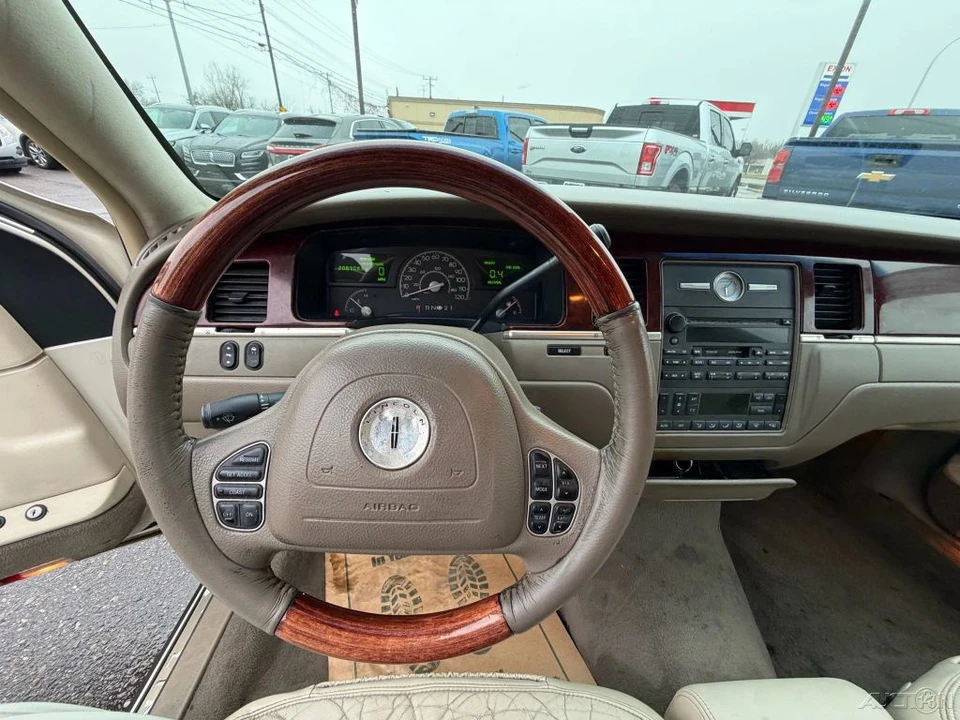 2003 Lincoln Town Car - Image 10 of 12