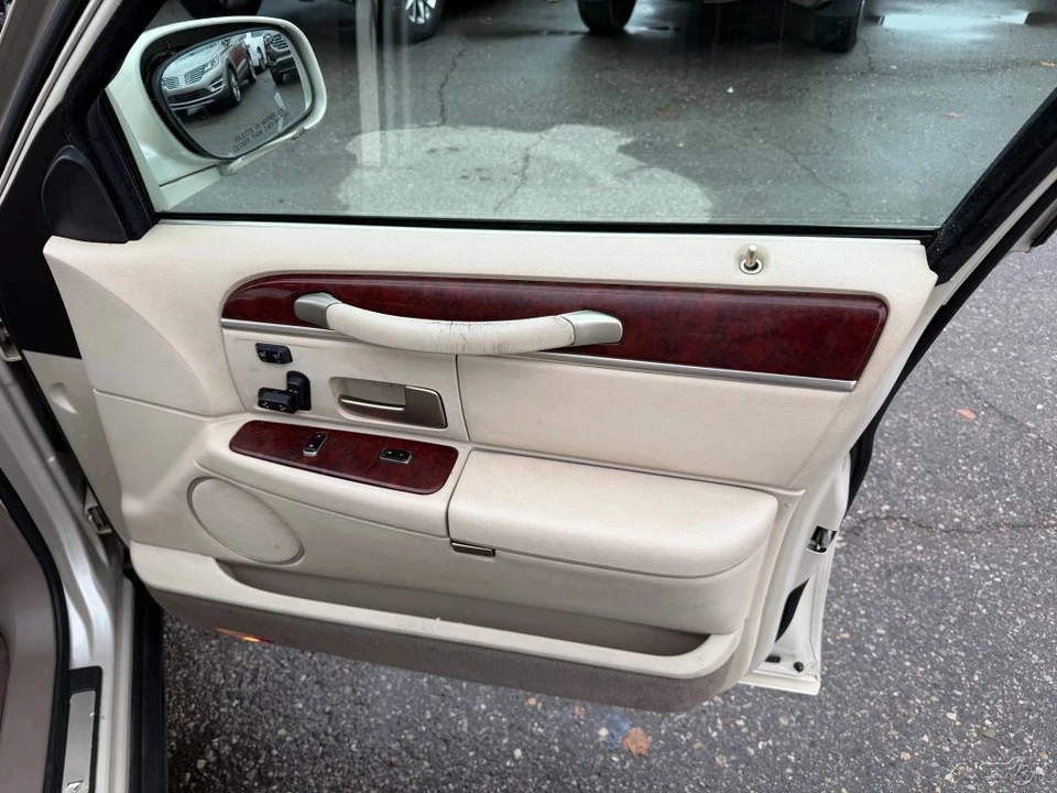 2003 Lincoln Town Car - Image 20 of 21