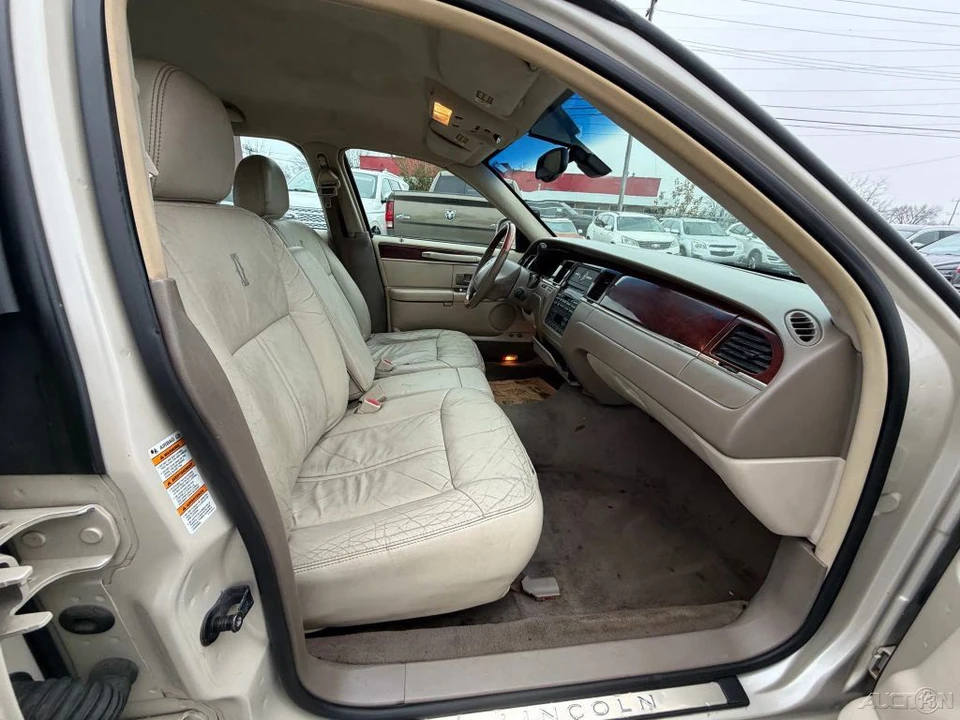 2003 Lincoln Town Car - Image 16 of 21