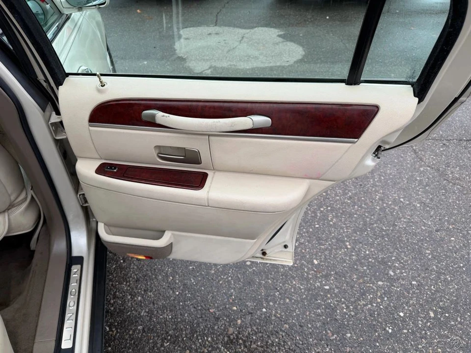 2003 Lincoln Town Car - Image 21 of 21