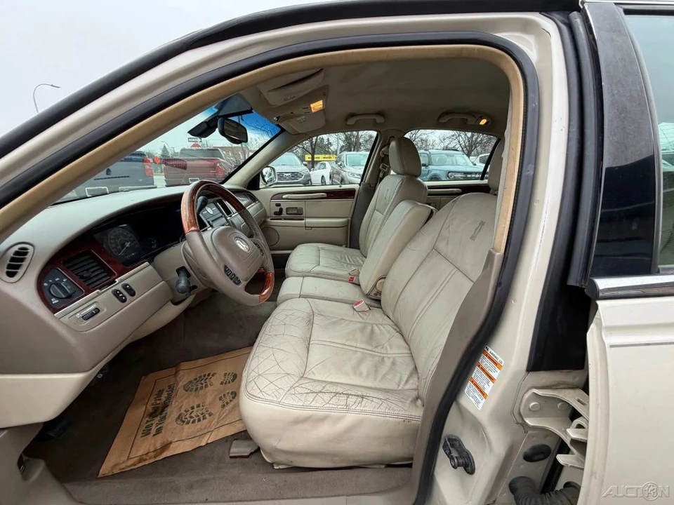 2003 Lincoln Town Car - Image 9 of 21