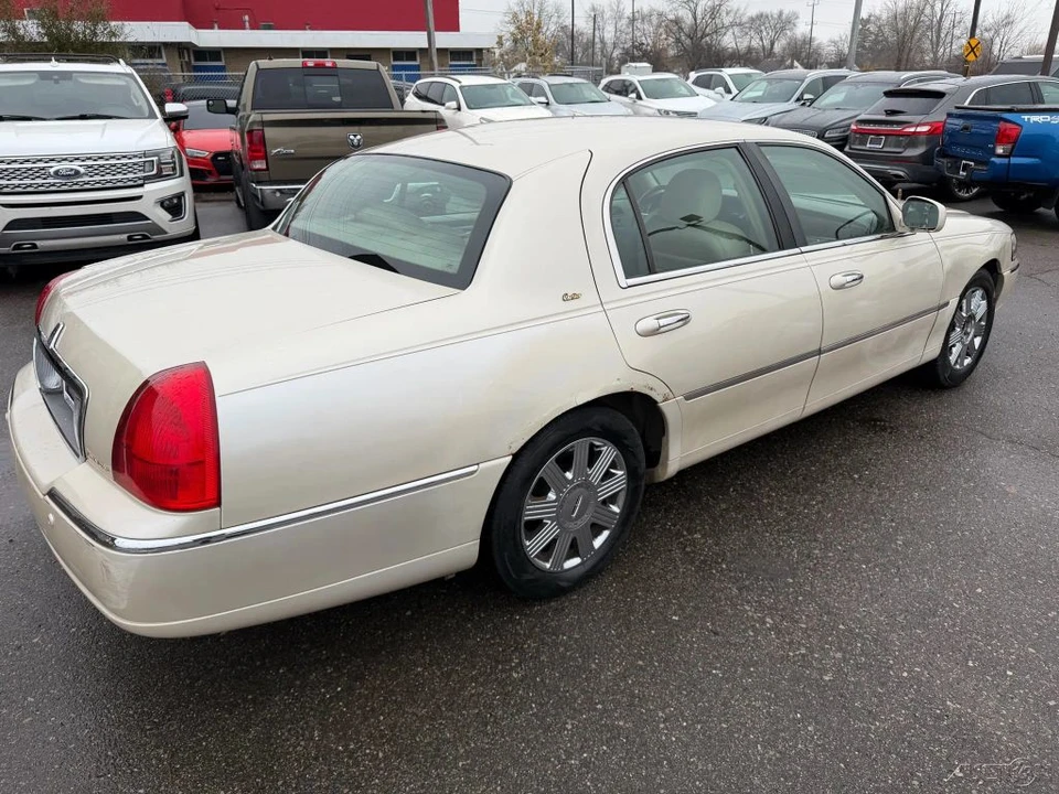 2003 Lincoln Town Car - Image 5 of 12