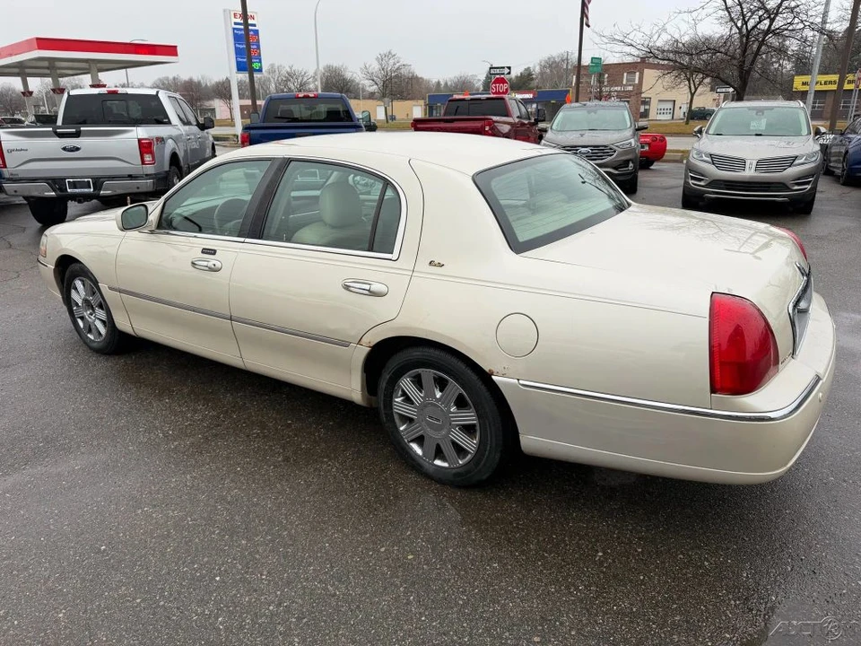 2003 Lincoln Town Car - Image 3 of 12
