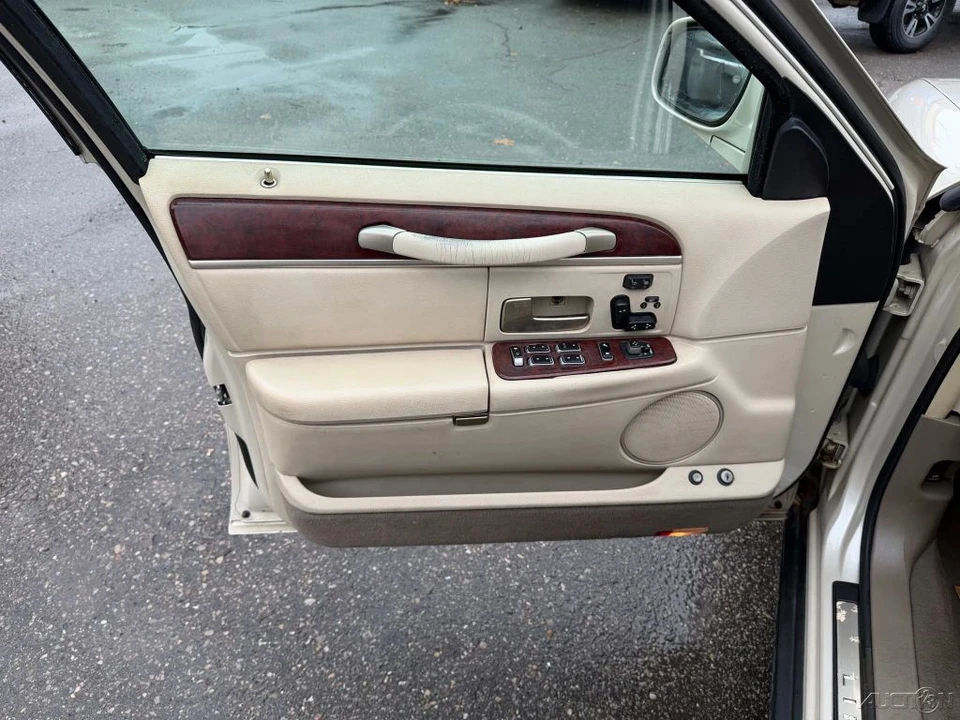 2003 Lincoln Town Car - Image 19 of 21
