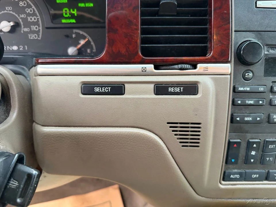 2003 Lincoln Town Car - Image 13 of 21