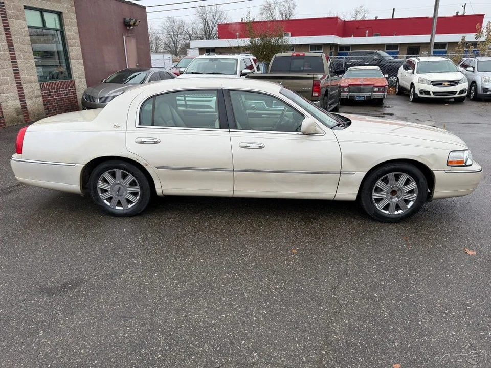 2003 Lincoln Town Car - Image 6 of 21