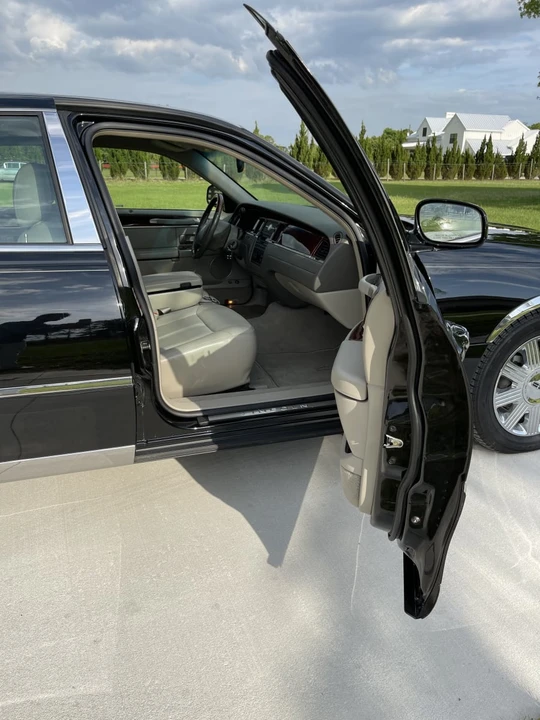 2003 Lincoln Town Car - Image 12 of 16
