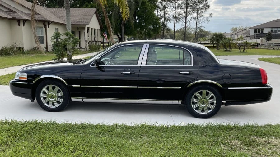 2003 Lincoln Town Car - Image 2 of 16