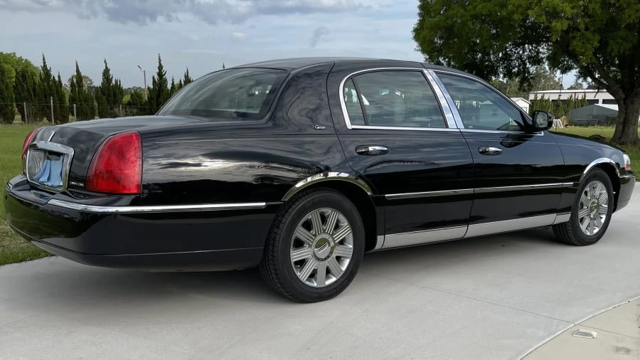 2003 Lincoln Town Car - Image 3 of 16