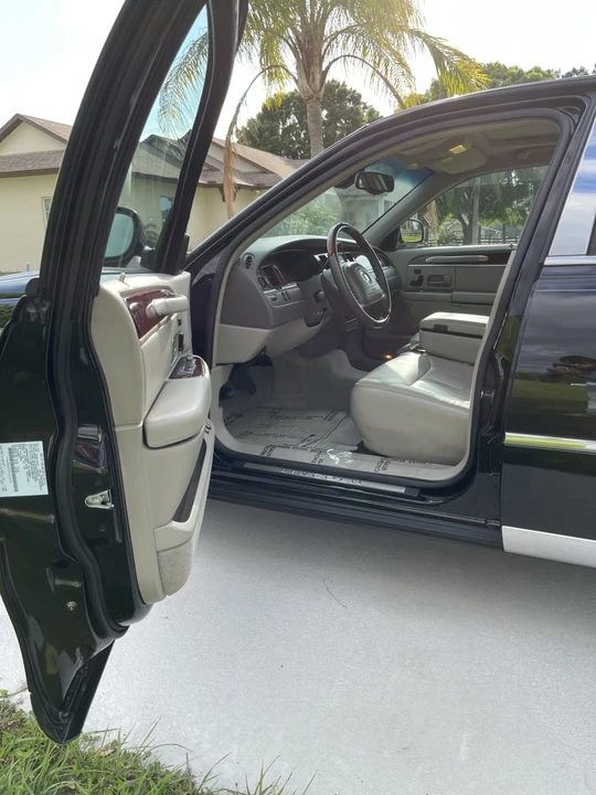 2003 Lincoln Town Car - Image 10 of 16