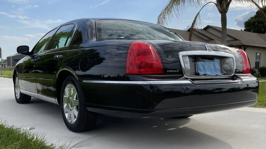 2003 Lincoln Town Car - Image 5 of 16