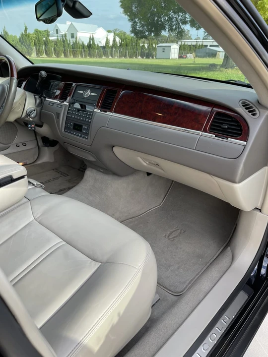 2003 Lincoln Town Car - Image 14 of 16