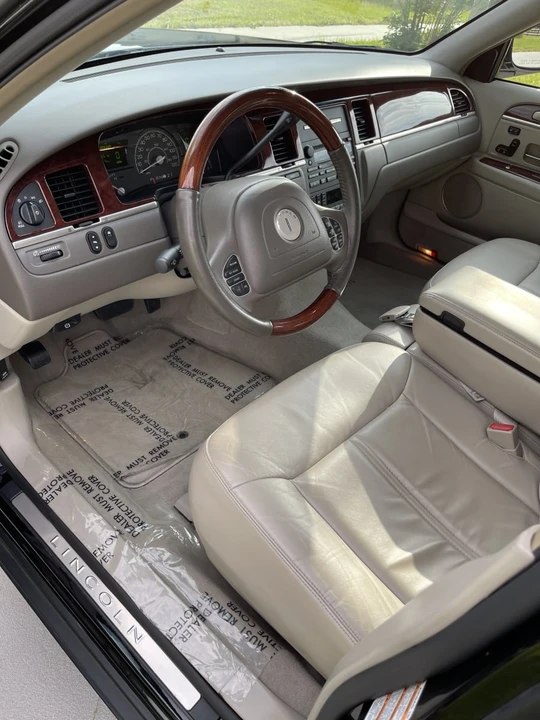 2003 Lincoln Town Car - Image 9 of 16
