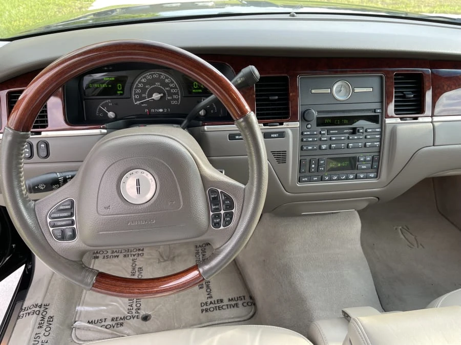 2003 Lincoln Town Car - Image 8 of 16