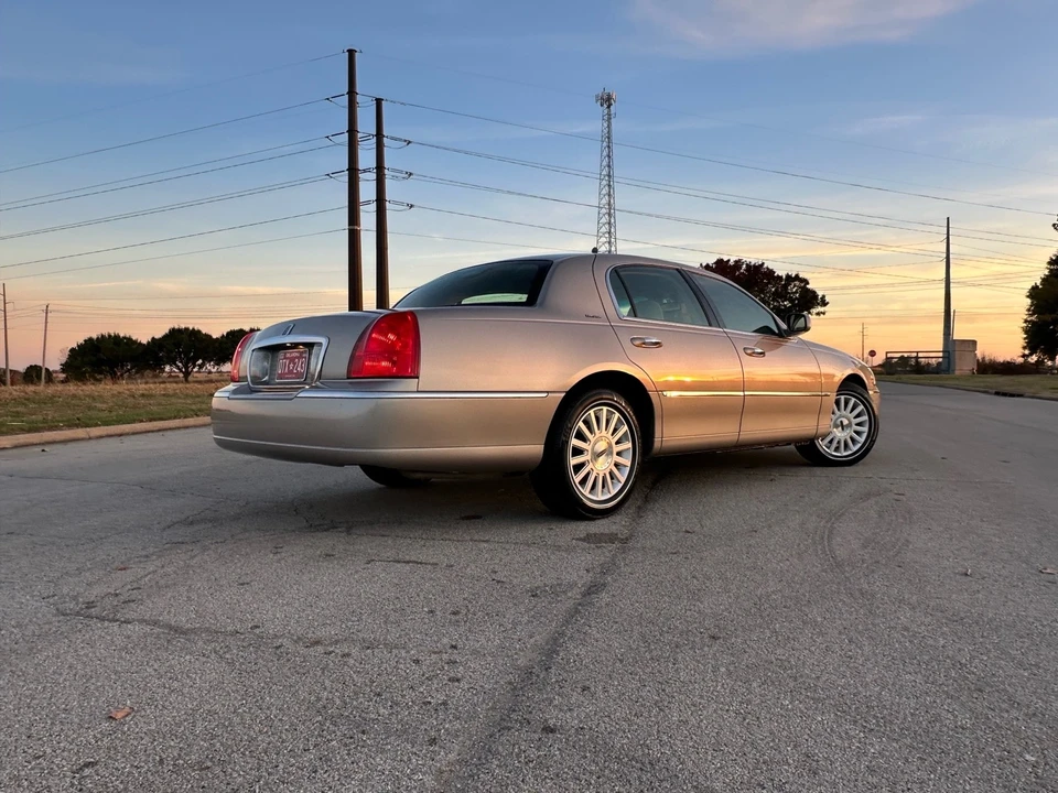 2003 Lincoln Town Car - Image 11 of 21