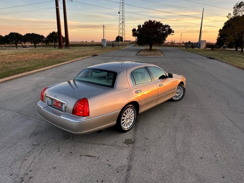 2003 Lincoln Town Car - Image 12 of 21