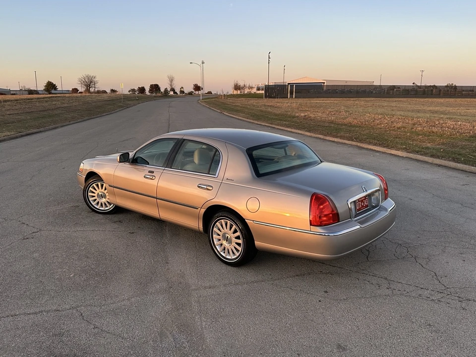 2003 Lincoln Town Car - Image 13 of 21