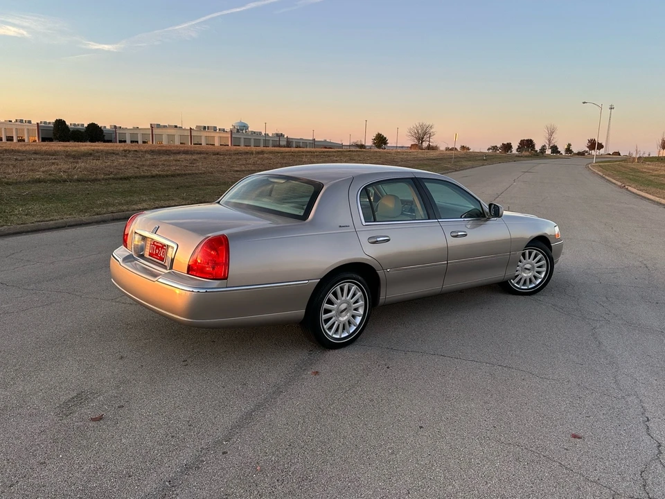 2003 Lincoln Town Car - Image 15 of 21