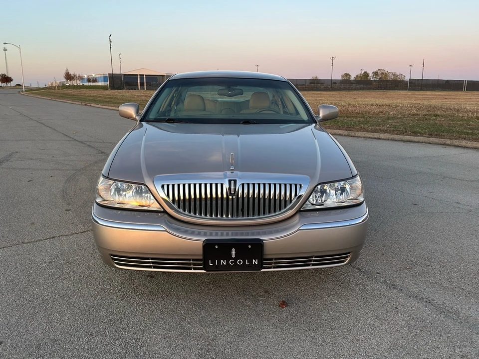 2003 Lincoln Town Car - Image 9 of 21