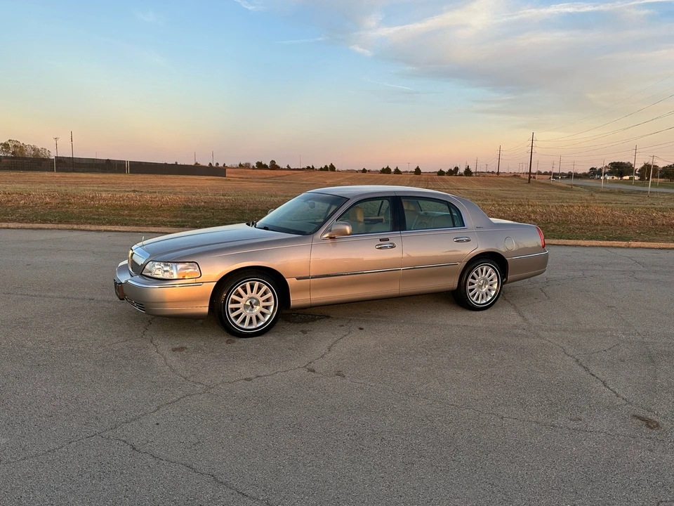 2003 Lincoln Town Car - Image 19 of 21