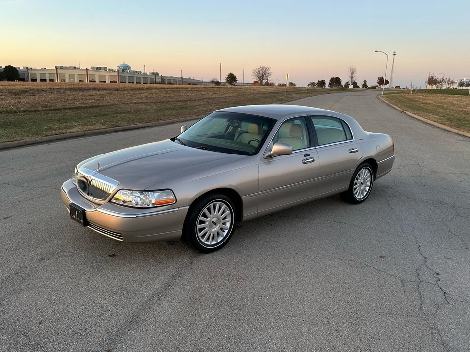 2003 Lincoln Town Car - Image 4 of 21