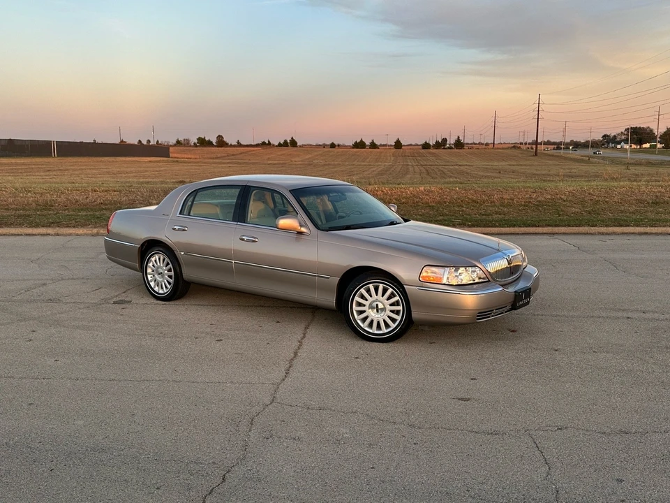 2003 Lincoln Town Car - Image 16 of 21