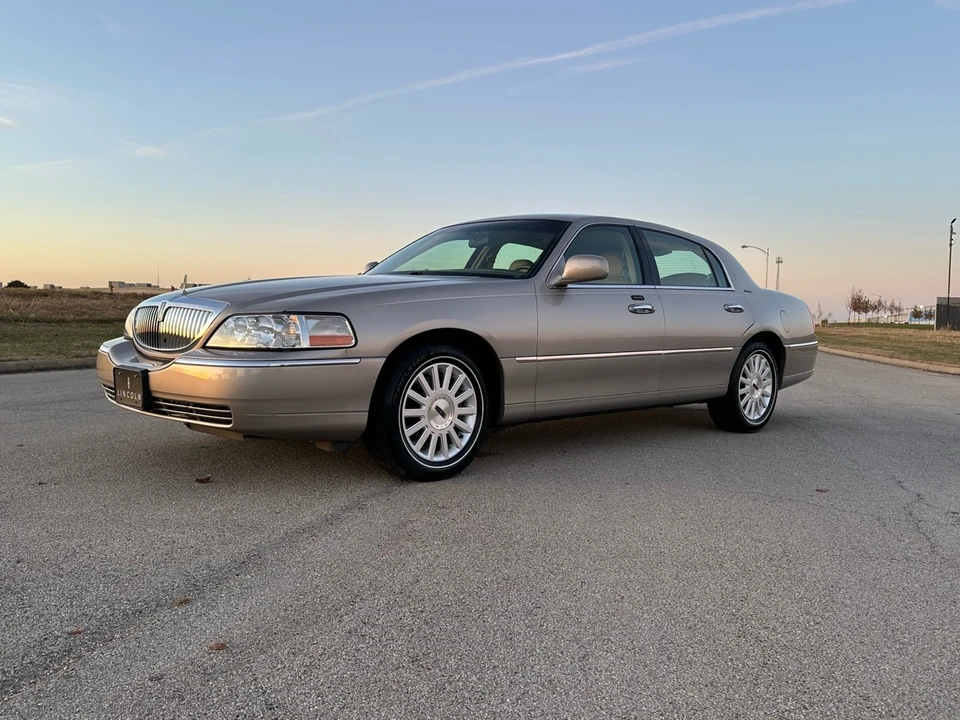 2003 Lincoln Town Car - Image 18 of 21