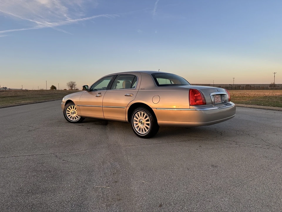 2003 Lincoln Town Car - Image 14 of 21