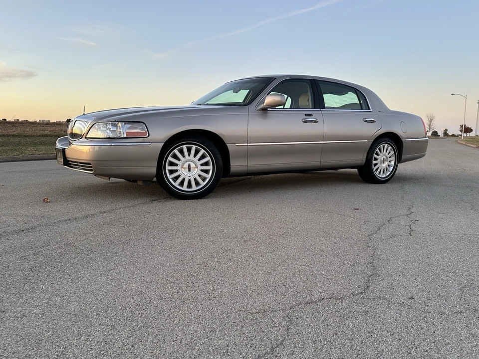 2003 Lincoln Town Car - Image 3 of 21