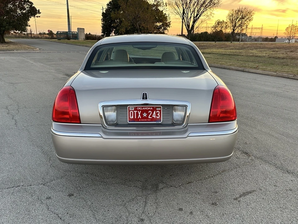 2003 Lincoln Town Car - Image 5 of 21