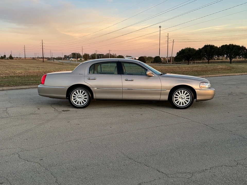 2003 Lincoln Town Car - Image 10 of 21