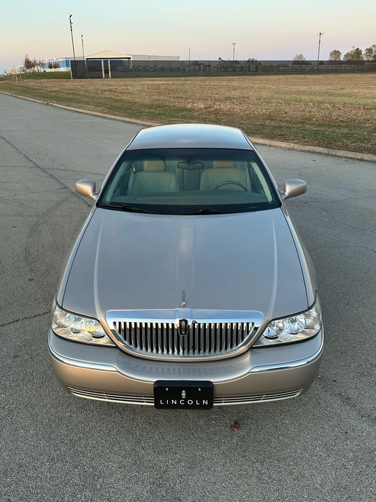 2003 Lincoln Town Car - Image 8 of 21