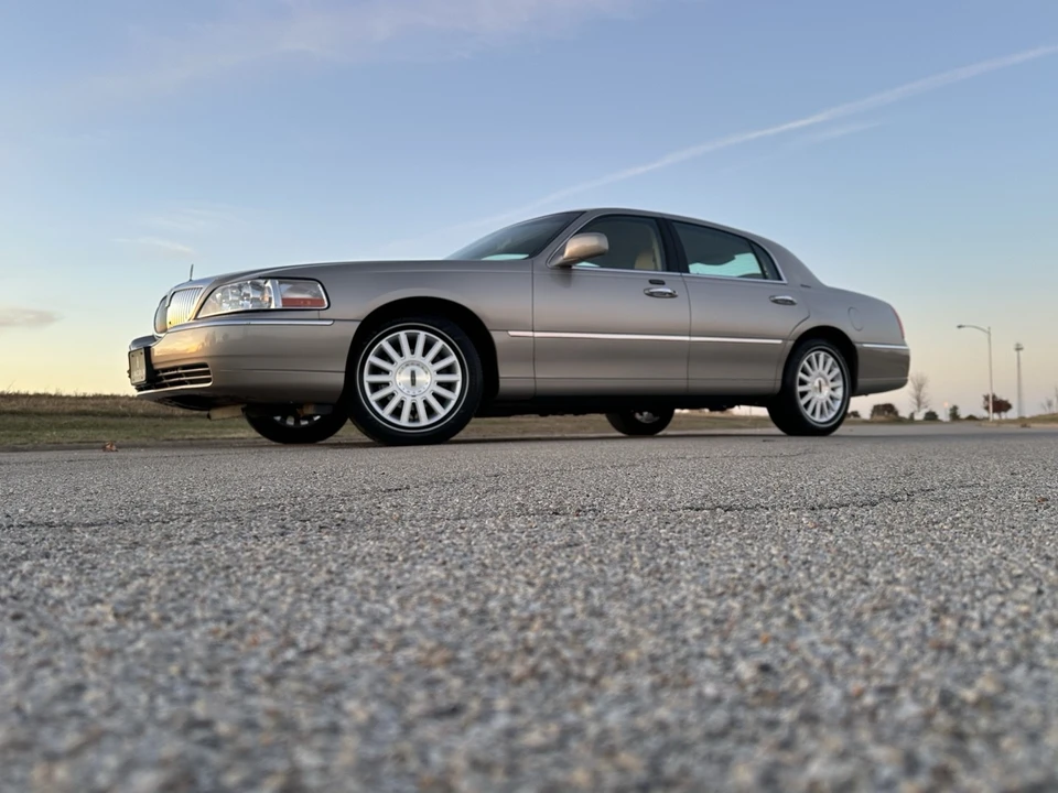 2003 Lincoln Town Car - Image 2 of 21