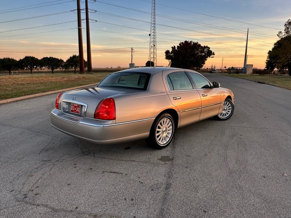 2003 Lincoln Town Car - Image 17 of 21