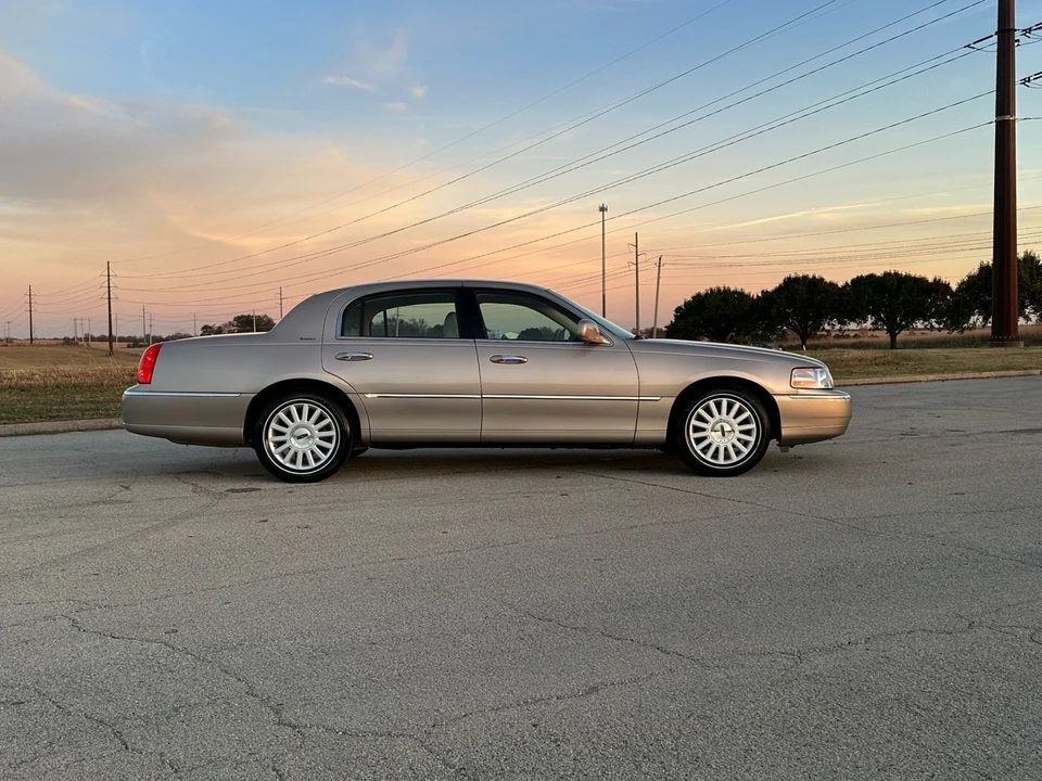 2003 Lincoln Town Car - Image 20 of 21