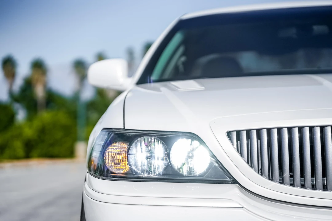 2003 Lincoln Town Car - Image 18 of 31