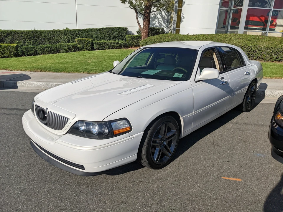 2003 Lincoln Town Car - Image 8 of 31