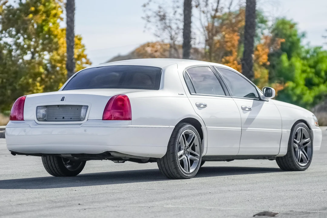 2003 Lincoln Town Car - Image 4 of 31