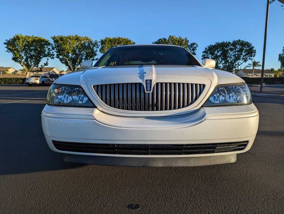 2003 Lincoln Town Car - Image 6 of 31