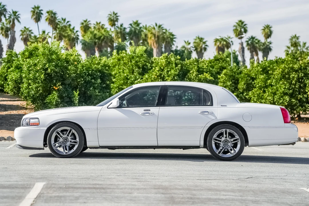 2003 Lincoln Town Car - Image 9 of 31