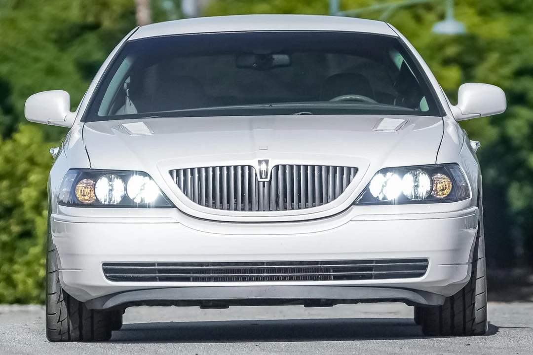 2003 Lincoln Town Car - Image 2 of 31