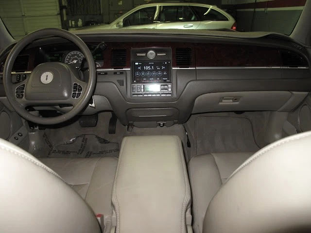 2003 Lincoln Town Car - Image 2 of 21