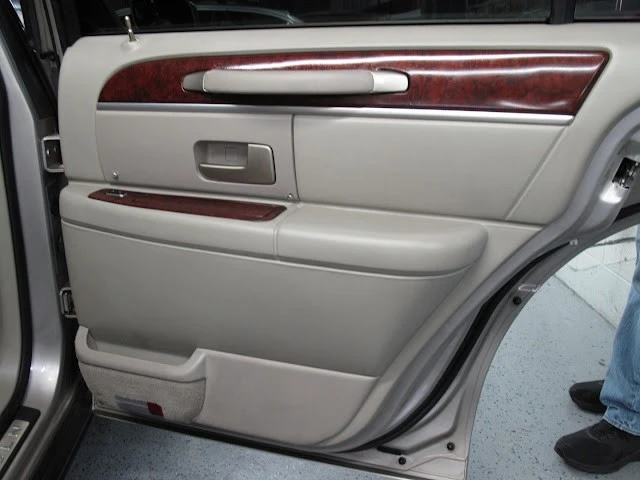 2003 Lincoln Town Car - Image 20 of 21