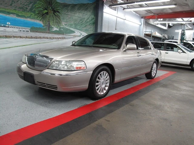 2003 Lincoln Town Car - Image 3 of 21