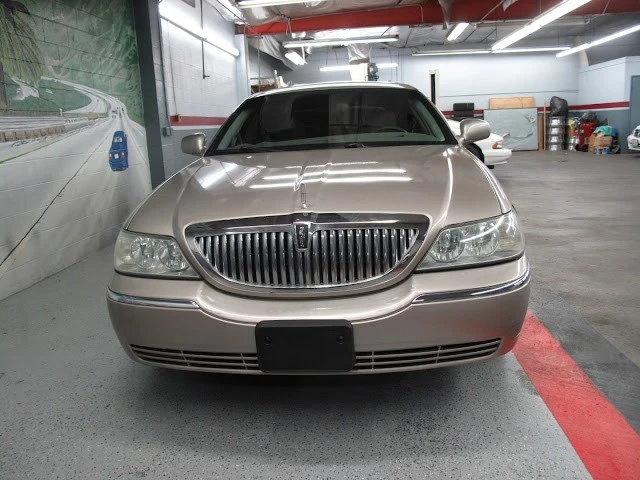 2003 Lincoln Town Car - Image 5 of 21