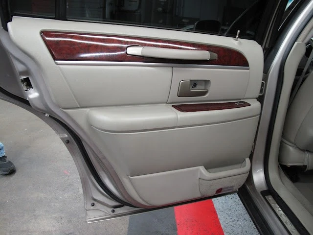2003 Lincoln Town Car - Image 17 of 21