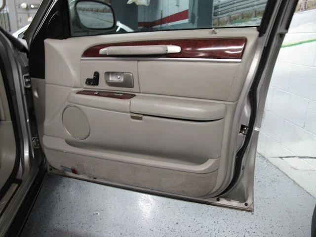 2003 Lincoln Town Car - Image 11 of 21