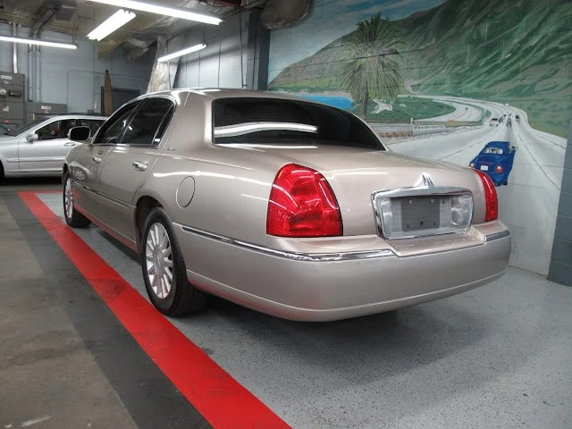 2003 Lincoln Town Car - Image 12 of 21